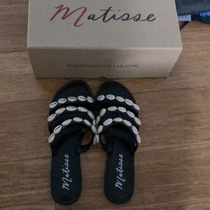 New in box Matisse sea shell sandals
